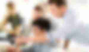 Trainer mit Jugendlichen vor PC Foto iStock Trainer mit Jugendlichen vor PC Foto iStock