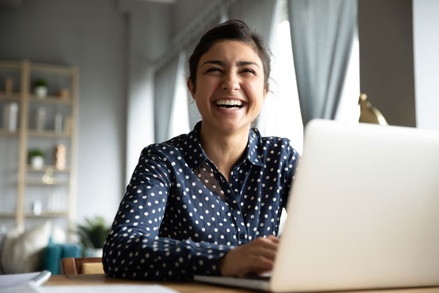 Frau mit Laptop Foto iStock