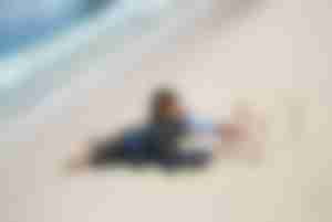 Mann am Meer im Sand Foto iStock