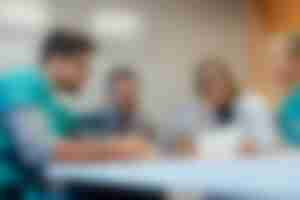 Medizinisches Personal am Tisch Foto iStock